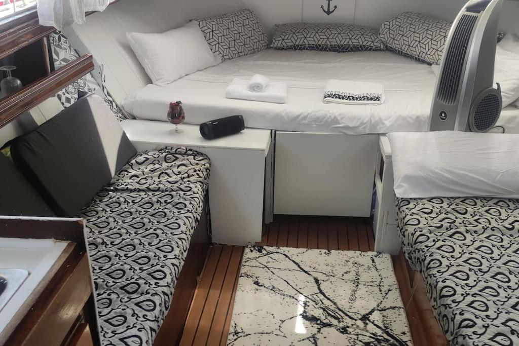 Precioso Barco En Barcelona Hotel Badalona Buitenkant foto